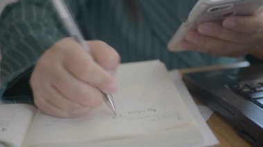 Ofiste akıllı telefon kullanan Asyalı kadın elleri..