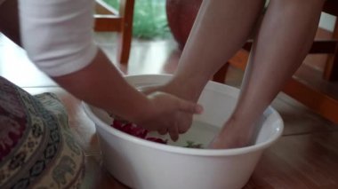 Asyalı kadın ayak spası.