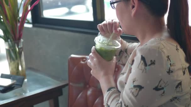 Aziatische Vrouw Drinken Koffie Terwijl Staren Uit Het Raam — Stockvideo