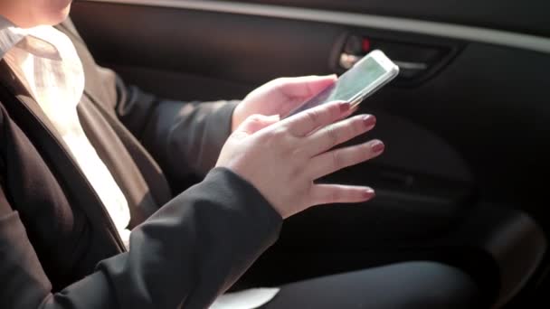 Zakelijke Vrouwen Met Behulp Van Smart Phone Stoel Auto — Stockvideo