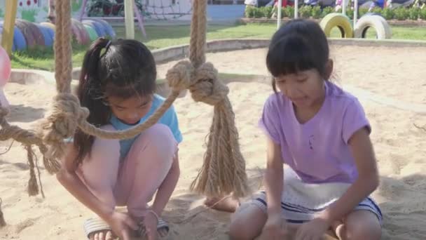 Şirin Asyalı Küçük Kız Çocuklar Okul Bahçesinde Oyun Oynuyorlar — Stok video