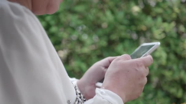 Close Vrouw Hand Met Behulp Van Mobiele Telefoon Park — Stockvideo