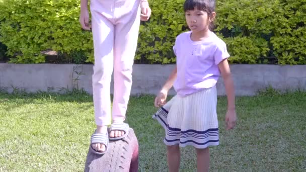 Bonito Ásia Pouco Criança Menina Ter Diversão Para Jogar Escola — Vídeo de Stock