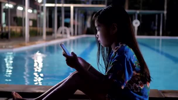 Ασιατικό Κορίτσι Παιδιά Χρησιμοποιώντας Έξυπνο Τηλέφωνο Χαλαρώνοντας Κοντά Στην Πισίνα — Αρχείο Βίντεο