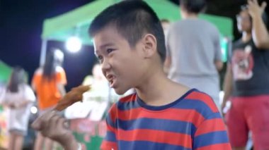Küçük Asyalı Çocuklar sokak yemeklerinden hoşlanır..