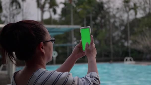 Asyalı Bir Kadın Akşamları Yüzme Havuzunda Yeşil Ekranlı Akıllı Bir — Stok video