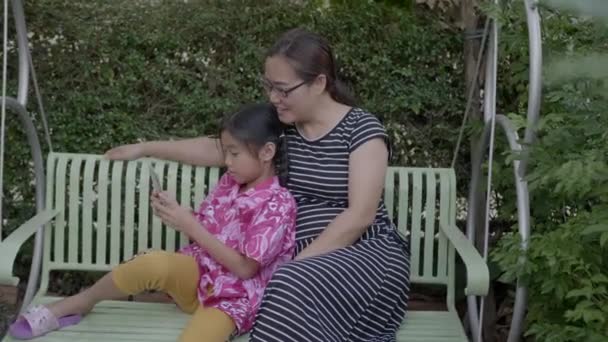 Glad Asiatisk Familie Tager Selfie Med Smartphone Udendørs Sving – Stock-video