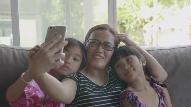 Ευτυχισμένη Ασιατική Οικογένεια Λαμβάνοντας Selfie Smartphone Στο Σαλόνι — Αρχείο Βίντεο