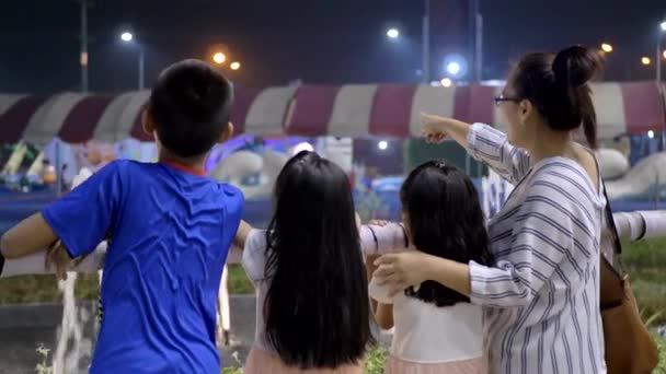 Ασιατική Οικογένεια Στέκεται Και Ψάχνει Για Στο Λούνα Παρκ — Αρχείο Βίντεο