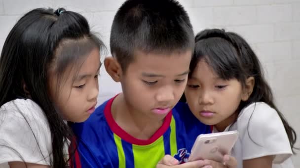 Los Niños Pequeños Usan Teléfono Inteligente Casa — Vídeo de stock