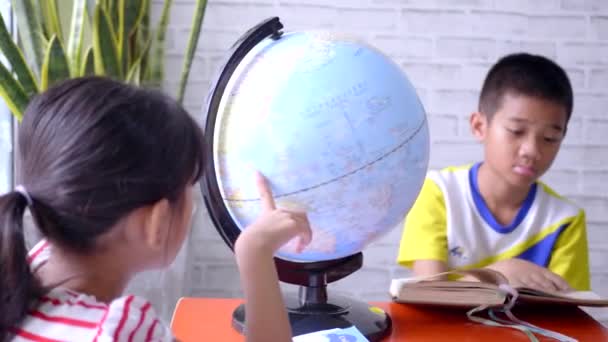 Asiatische Kleinkinder Lernen Geografie — Stockvideo
