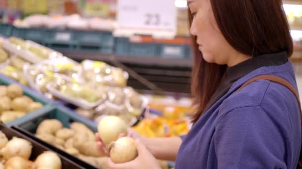 Wanita Asia Yang Memilih Bawang Supermarket — Stok Video