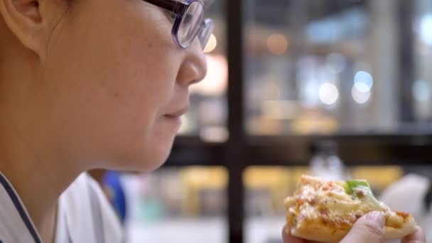 Közelről Egy Gyönyörű Élvezze Pizza Családjával — Stock videók