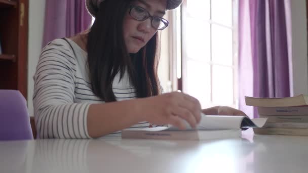 Porträt Einer Asiatischen Studentin Die Der Bibliothek Studiert — Stockvideo