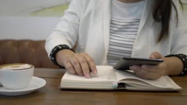 Ofiste akıllı telefon kullanan Asyalı kadın elleri..