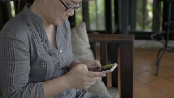 Asiatisk Kvinna Som Använder Sociala Medier Med Smartphone — Stockvideo
