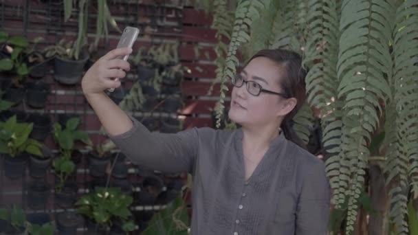 Feliz Asiático Mujer Tomando Selfie Con Smartphone — Vídeo de stock