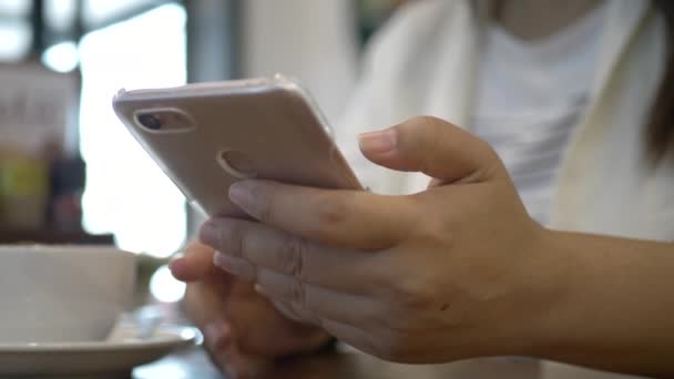 Закройте Руку Азиатской Женщины Используя Социальные Сети Смартфоном — стоковое видео