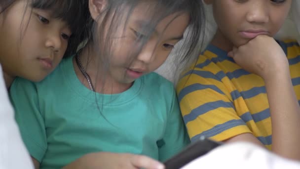 Asiatico Bambini Utilizzando Smart Phone Casa — Video Stock