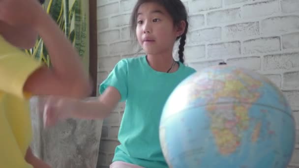 Les Jeunes Enfants Asiatiques Apprennent Géographie — Video