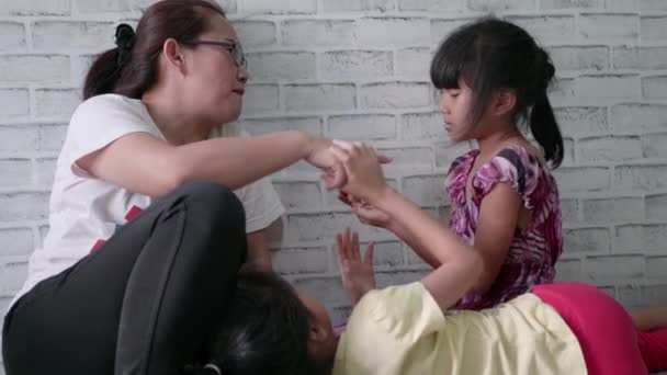 Dobré Vzpomínky Asijská Matka Hraje Svou Dcerou Obývacím Pokoji — Stock video