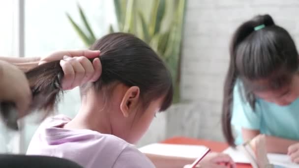 Asiática Familia Con Madre Haciendo Hija Cabello — Vídeos de Stock