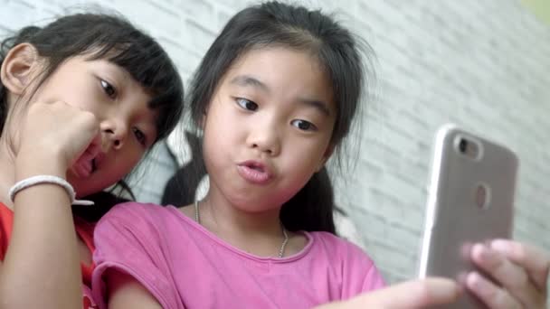 Gelukkig Jong Aziatische Kinderen Meisjes Nemen Selfie Met Smartphone Woonkamer — Stockvideo