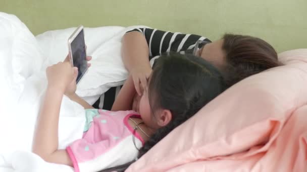 Happy Asian Family Young Mother Her Daughter Girl Playing Mobile — Stock Video