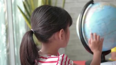 Genç Asyalı çocukların coğrafya hakkında öğrendikleri.