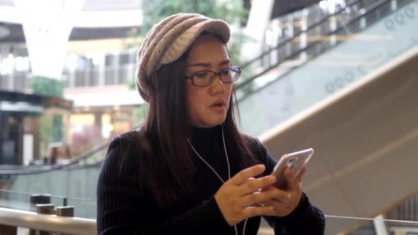 Gelukkig Aziatische Vrouw Luistert Muziek Door Middel Van Oortelefoons Winkelcentrum — Stockvideo