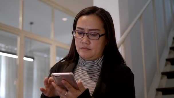Азиатская Деловая Женщина Стоящая Своем Офисе Пользующаяся Телефоном — стоковое видео