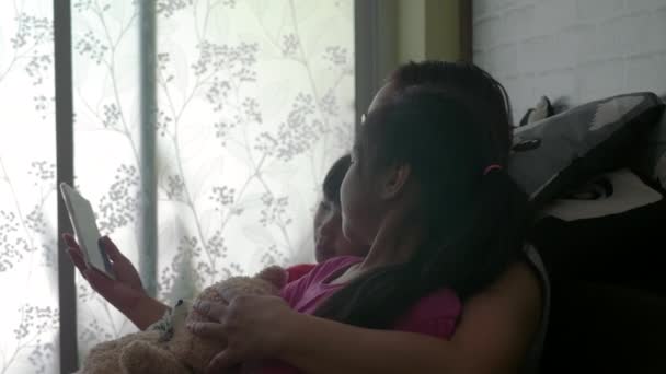 Glad Asiatisk Familj Tar Selfie Med Smartphone Vardagsrummet Rolig Mamma — Stockvideo