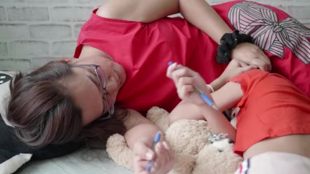 美好的回忆 亚洲母亲和女儿在客厅里玩耍 — 图库视频影像