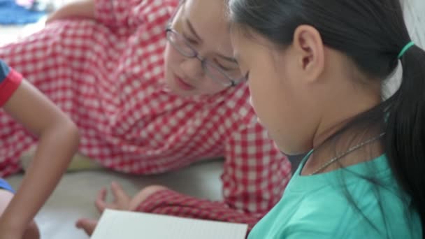 Asyalı Anne Oturma Odasında Çocuklarla Oynuyor — Stok video