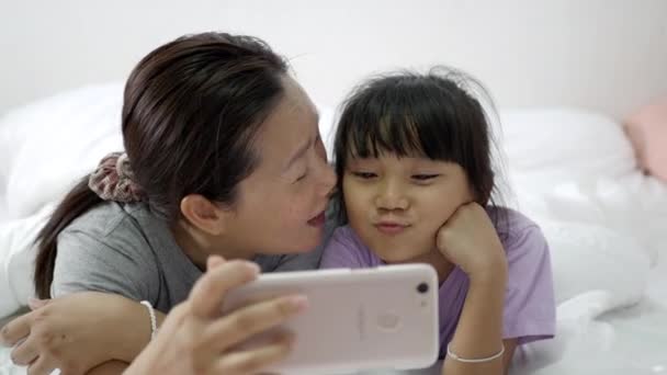 Felice Famiglia Asiatica Prendendo Selfie Con Smartphone Camera Letto Mamma — Video Stock