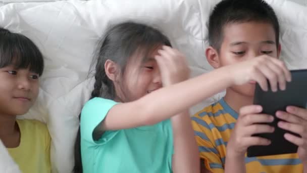 Hermano Hermana Niños Asiáticos Usando Tableta Debajo Manta Cama — Vídeo de stock