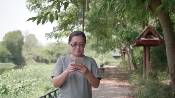 Fechar Mão Mulher Usando Telefone Móvel Parque — Vídeo de Stock