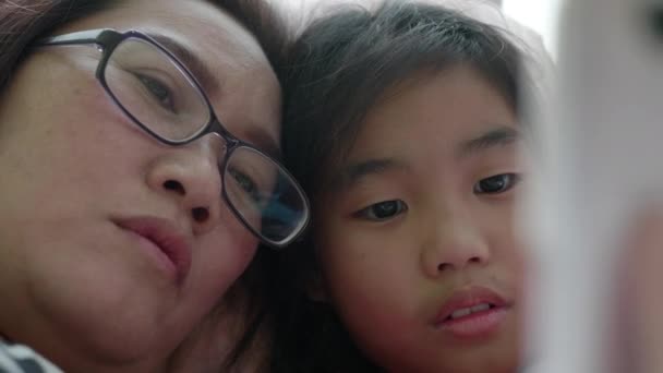 Mutlu Asyalı Aile Genç Anne Kızı Yatak Odasında Cep Telefonu — Stok video