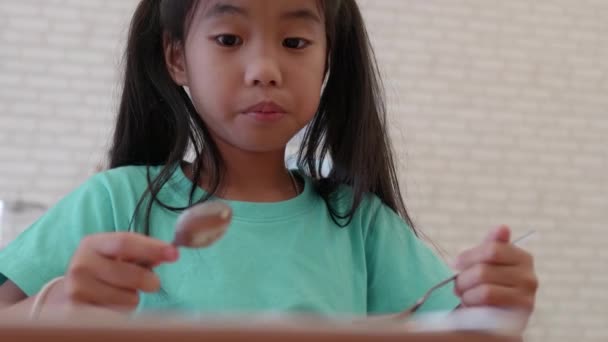 Asiático Niños Pequeña Niña Disfrutando Comer — Vídeos de Stock