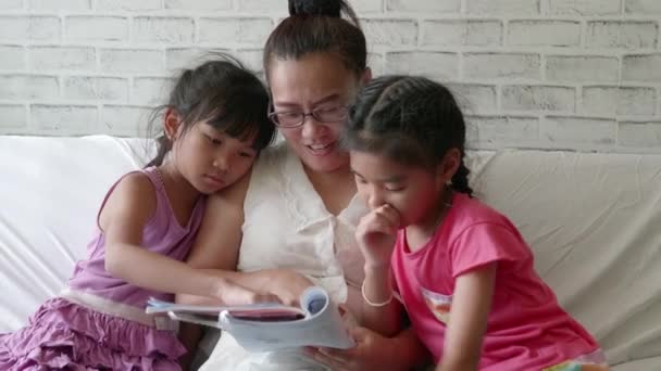 Feliz Família Asiática Jovem Mãe Sua Filha Meninas Lendo Uma — Vídeo de Stock