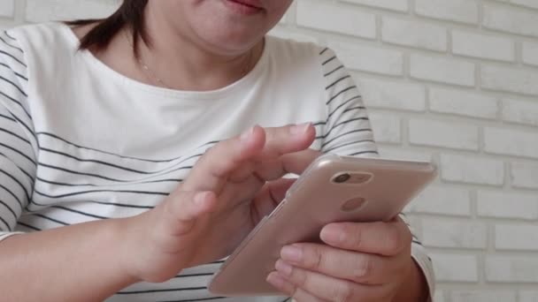 亚洲女人在吃沙拉的时候 用一个应用程序用她的智能手机装置发送短信 — 图库视频影像