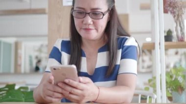 Sosyal medyayı akıllı telefonlu Asyalı kadın kullanıyor.