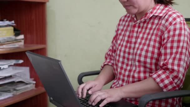 在总部的笔记本电脑上工作的亚洲妇女 — 图库视频影像