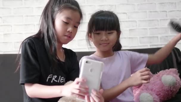 Asiático Crianças Pequenas Meninas Jogando Telefone Inteligente Casa — Vídeo de Stock