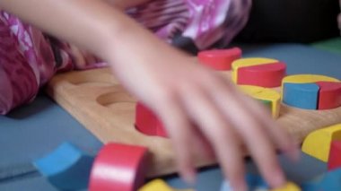 Mutlu Asyalı Aile, Genç Anne ve kızları evde birlikte ahşap oyuncak blok oynuyor.