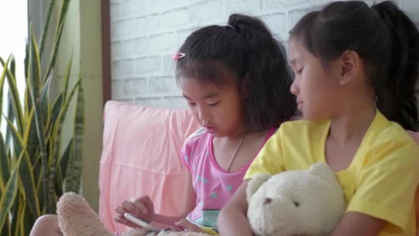 Κοριτσάκια Ασιατικών Παιδιών Που Χρησιμοποιούν Έξυπνο Τηλέφωνο Στο Σπίτι — Αρχείο Βίντεο