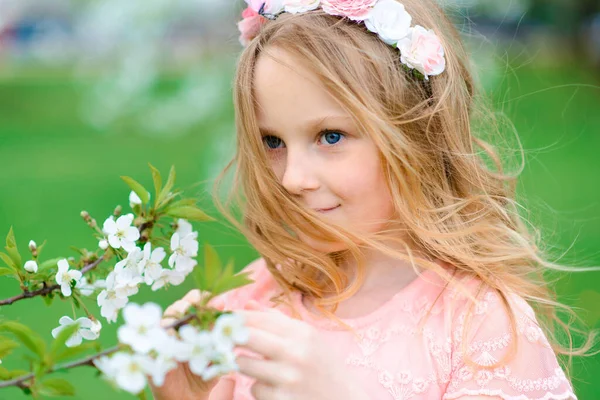 Hübsches Mädchen Lächelt Und Spielt Den Blumen Des Gartens Blühenden — Stockfoto