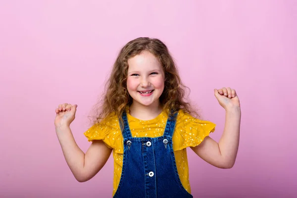 Felice Spensierato Emozioni Bambino Energetico Gioioso Adorabile Bambina Ridendo Scherzo — Foto Stock