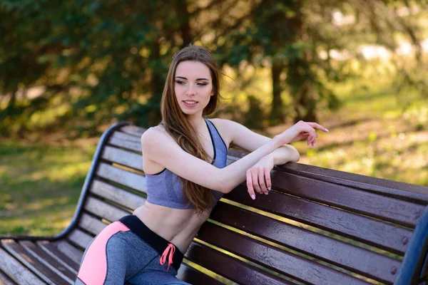 Eine Nahaufnahme Einer Attraktiven Jungen Frau Die Freien Fitness Betreibt — Stockfoto