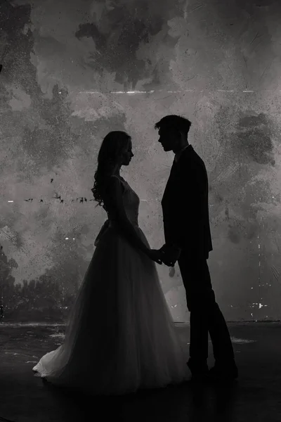 Düğün çifti siluetinin resim stüdyosu. Damat ve gelin arka planda..